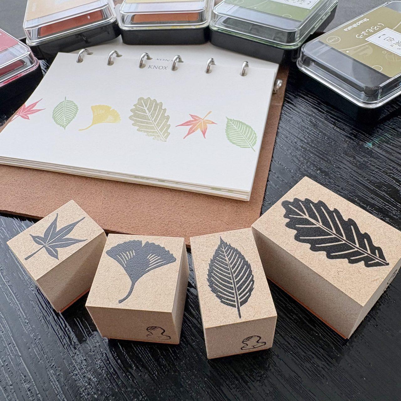 ラバースタンプ おちば 4点セット|かしわ・いちょう・もみじ・さくら|秋色の落ち葉スタンプ1枚目の画像